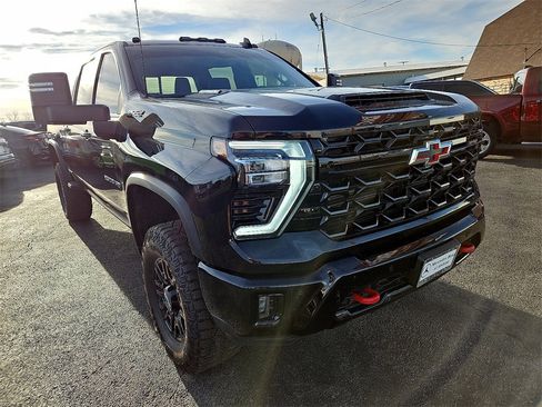 Used 2025 Chevrolet Silverado 2500 ZR2 image 11