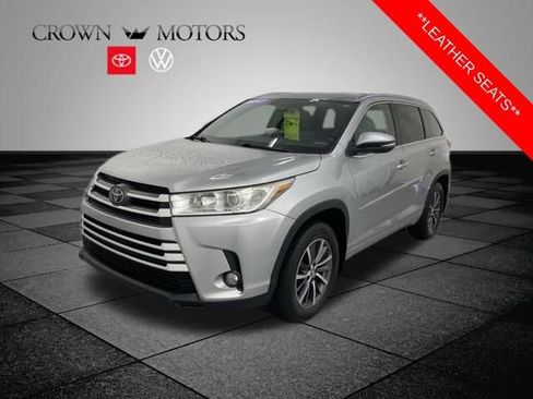 Used 2017 Toyota Highlander XLE AWD/4WD image 3