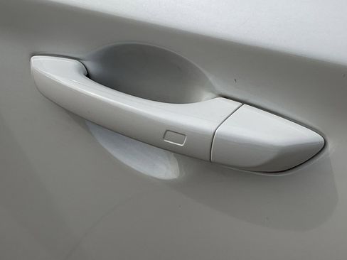 Used 2025 Genesis G70 2.5T image 10