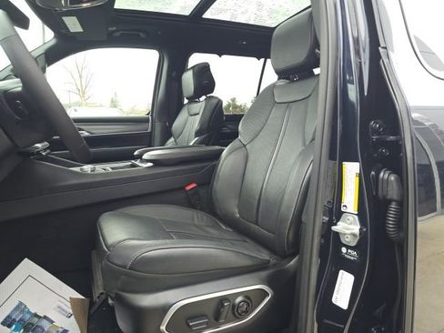 Certified 2025 Jeep Wagoneer Series II w/ Convenience Group I AWD/4WD image 9