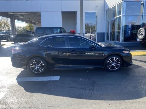 Used 2018 Toyota Camry SE image 9