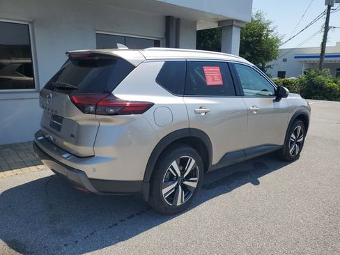 Certified 2025 Nissan Rogue SL w/ SL Premium Package FWD image 8