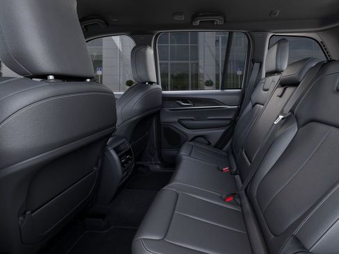 New 2025 Jeep Grand Cherokee Limited w/ Black Appearance Package image 23