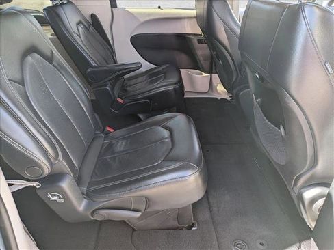 Used 2022 Chrysler Pacifica Touring-L image 26