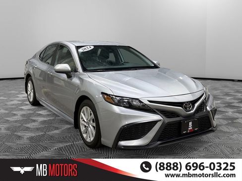 Used 2024 Toyota Camry SE FWD image 1