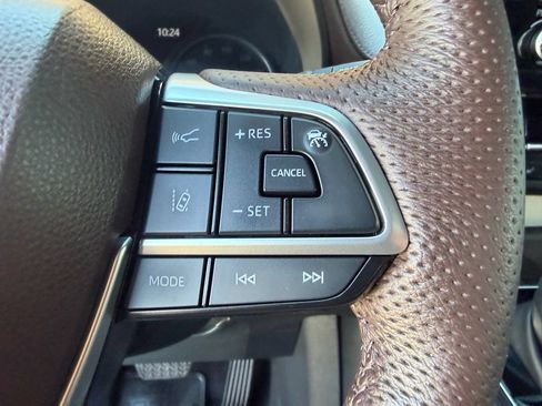 Used 2023 Toyota Sienna Platinum AWD/4WD image 33