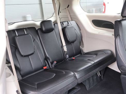 Used 2024 Chrysler Pacifica Touring-L FWD image 11