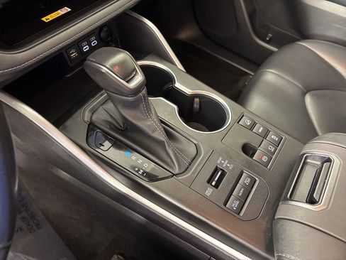 Used 2023 Toyota Highlander XLE AWD/4WD image 41