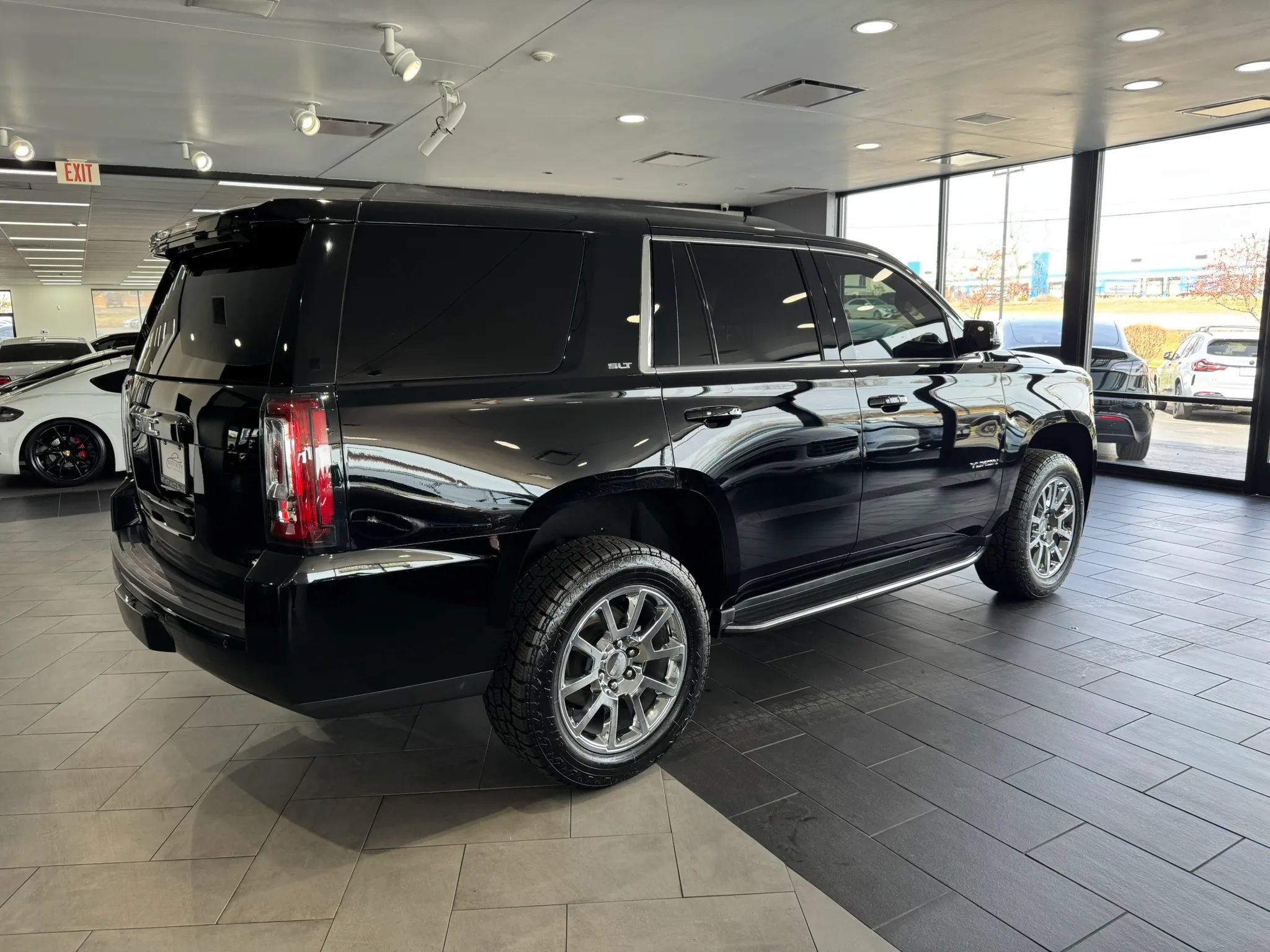 Used 2017 GMC Yukon SLT AWD/4WD image 3