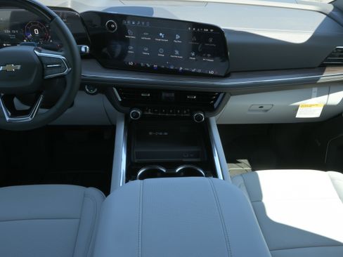 New 2026 Chevrolet Suburban Premier AWD/4WD image 17