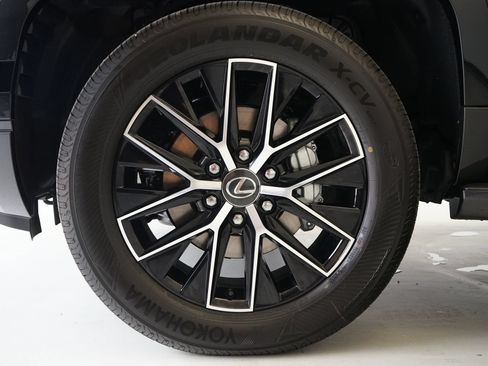 Used 2026 Lexus GX 550 w/ Accessory Package (2T) AWD/4WD image 32