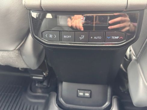 Used 2022 Toyota Highlander XLE AWD/4WD image 33