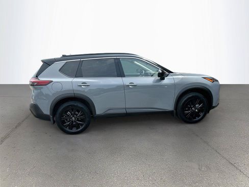 Used 2023 Nissan Rogue SV w/ SV Premium B Package FWD image 3