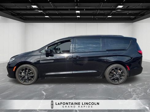 Used 2025 Chrysler Pacifica Limited FWD image 2