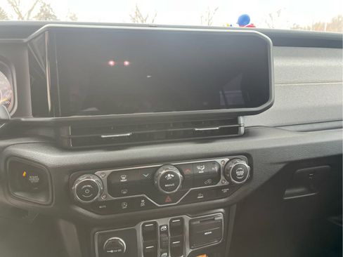 Used 2025 Jeep Gladiator Nighthawk image 9