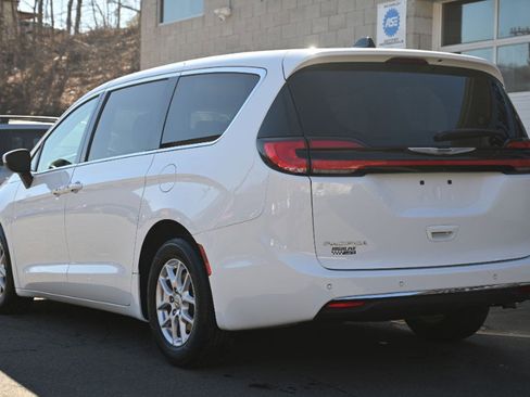 Used 2023 Chrysler Pacifica Touring-L image 3