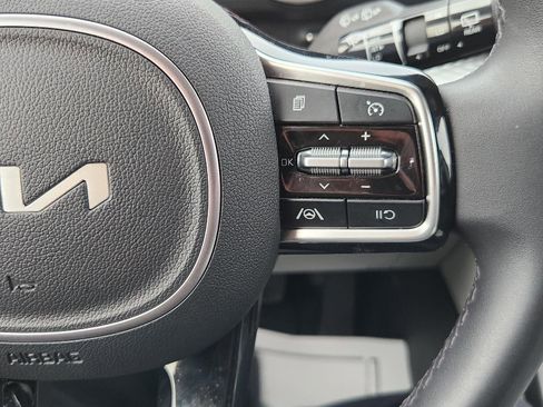 Used 2024 Kia Carnival LX image 21