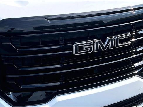 Used 2022 GMC Acadia SLE w/ Driver Convenience Package FWD image 31