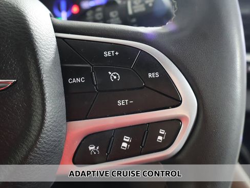 Used 2023 Chrysler Pacifica Touring-L FWD image 3
