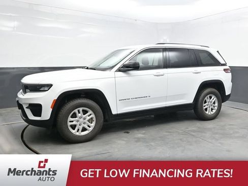 Used 2022 Jeep Grand Cherokee Laredo w/ Luxury Tech Group I AWD/4WD image 3