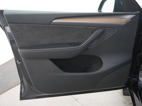 Used 2024 Tesla Model Y Long Range AWD/4WD image 18