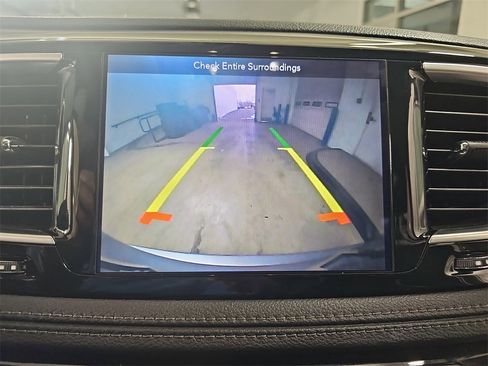 Used 2018 Chrysler Pacifica Limited image 30