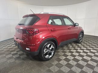 Used 2025 Hyundai Venue SEL FWD video 4