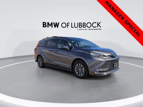 Used 2021 Toyota Sienna XLE image 2