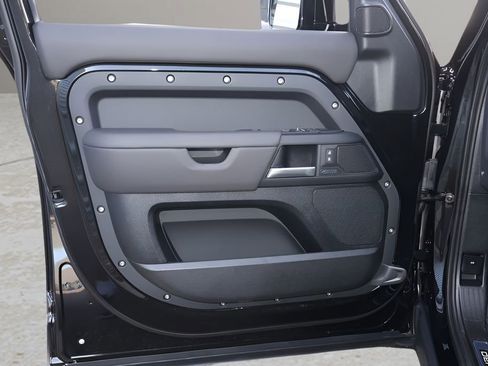 New 2026 Land Rover Defender 110 X-Dynamic SE image 10