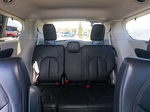 Used 2019 Chrysler Pacifica Touring-L Plus image 24