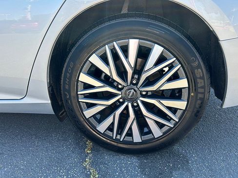 Used 2024 Nissan Altima 2.5 SV image 14