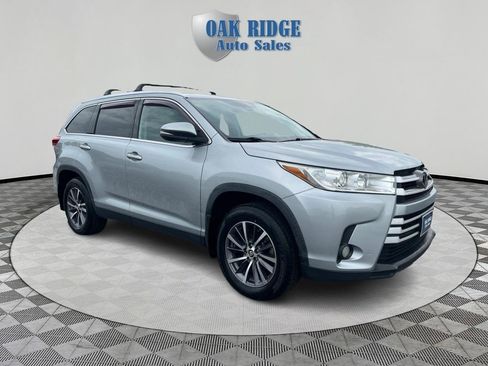 Used 2019 Toyota Highlander XLE AWD/4WD image 3