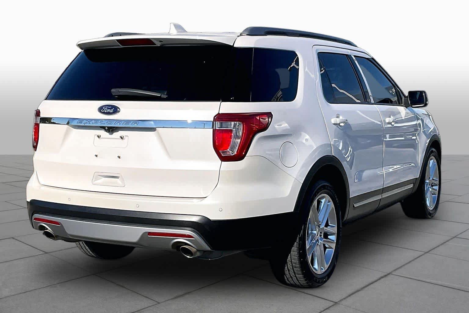 Used 2017 Ford Explorer XLT w/ Equipment Group 202A FWD image 12