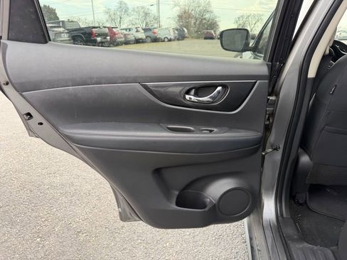 Used 2020 Nissan Rogue SV image 16