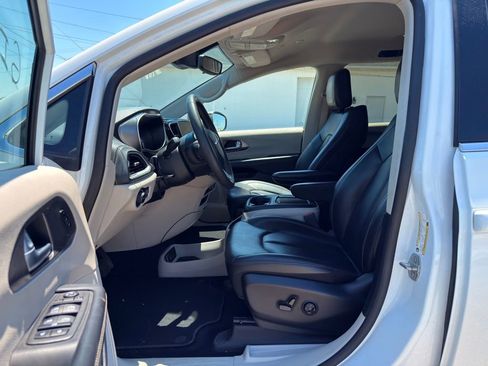 Used 2023 Chrysler Pacifica Touring-L FWD image 2