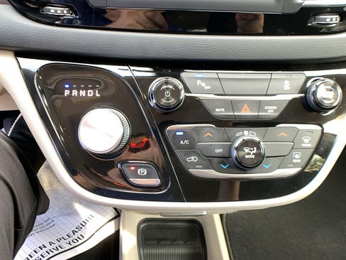 Used 2018 Chrysler Pacifica L FWD image 17