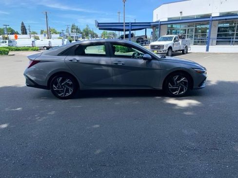 Certified 2024 Hyundai Elantra Limited FWD image 7