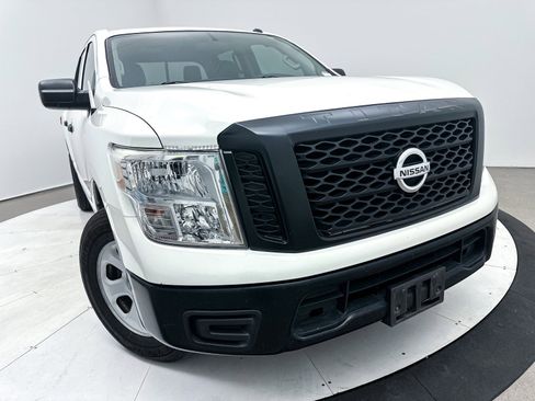 Used 2019 Nissan Titan S image 7