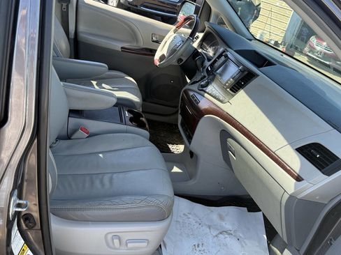 Used 2012 Toyota Sienna Limited w/ Premium Pkg image 23