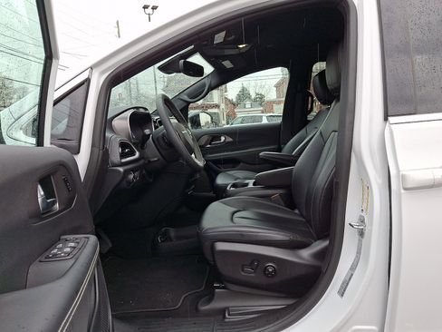 Used 2025 Chrysler Pacifica Select image 14