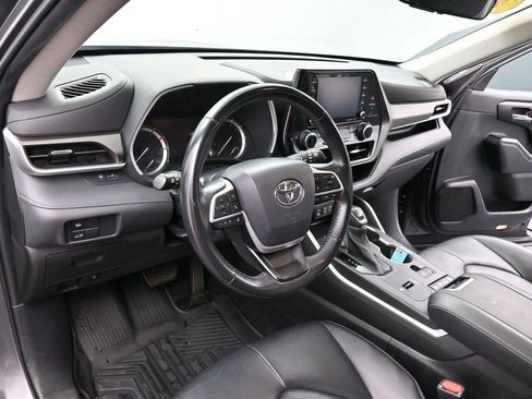 Used 2022 Toyota Highlander XLE FWD image 16