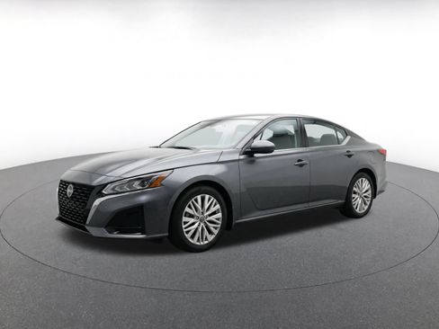 Used 2025 Nissan Altima 2.5 SV FWD image 3