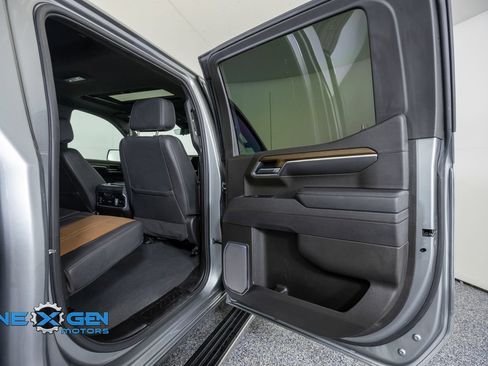 Used 2025 Chevrolet Silverado 1500 High Country w/ Technology Package AWD/4WD image 36