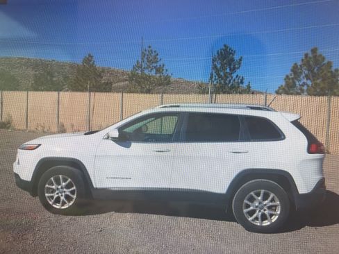 Used 2018 Jeep Cherokee Latitude w/ Safety Group AWD/4WD image 12