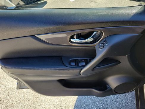 Used 2020 Nissan Rogue SV image 19