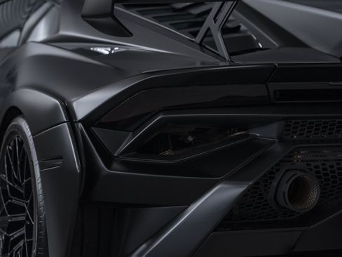 Used 2024 Lamborghini Huracan STO RWD image 18
