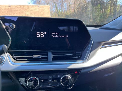 Used 2025 Chevrolet Trax LT w/ LT Convenience Package image 18