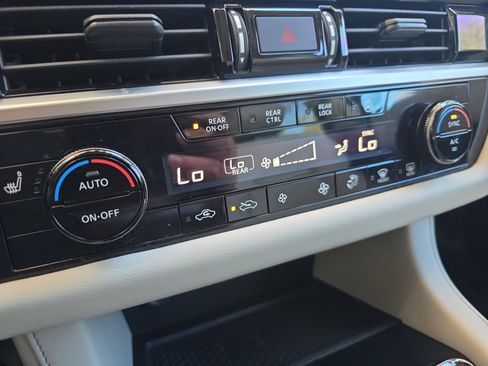 Used 2022 Nissan Pathfinder SL w/ SL Premium Package image 16