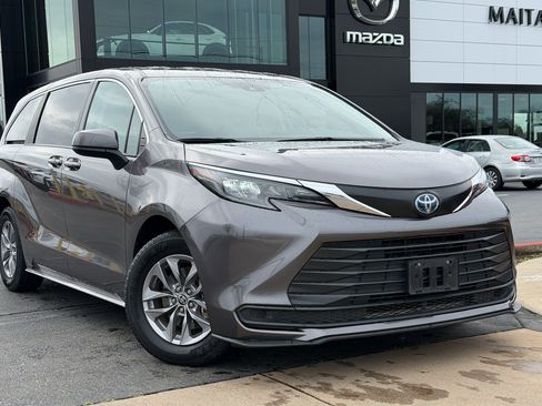 Used 2024 Toyota Sienna LE image 1