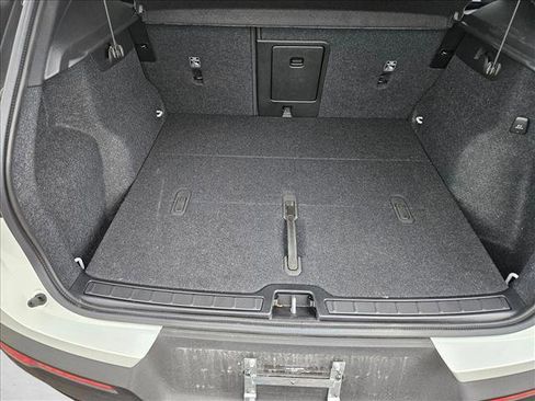 Used 2025 Volvo XC40 B5 Plus image 6
